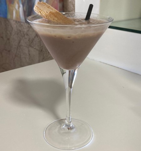 Cóctel Black Sand con bizcocho